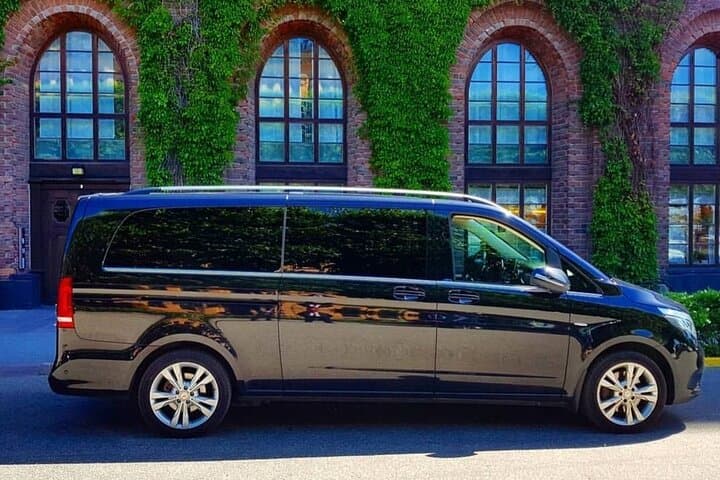 Airport Limousine Transfer: Bromma Airport to Stockholm City 1-7 Passengers