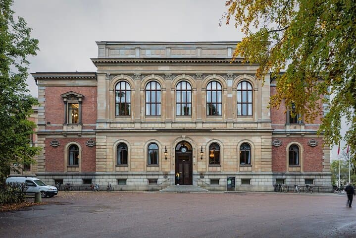Uppsala Self-Guided City Walking Tour & Scavenger Hunt