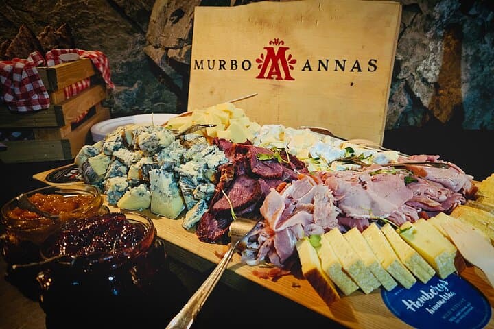 Local delicacies and drinks are served throughout the entire sauna ritual