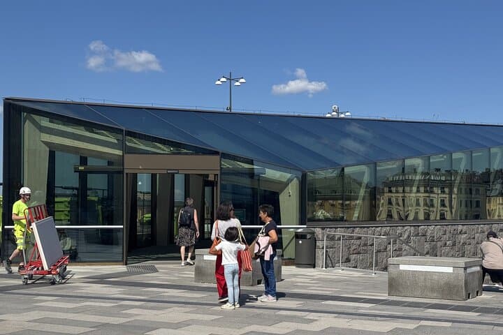 Meeting Point:
Meet your guide at New Slussen, Södermalmstorg entrance to escalators/stairs.