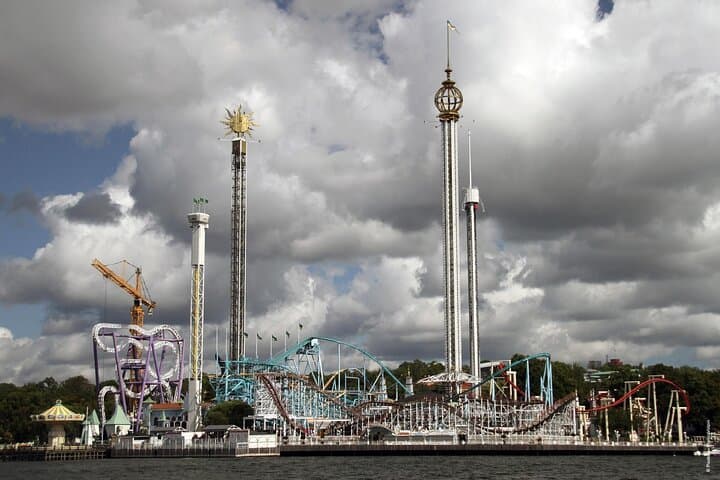 Gröna Lund and Djurgården: The island of leisure and museums, green lung of the city.