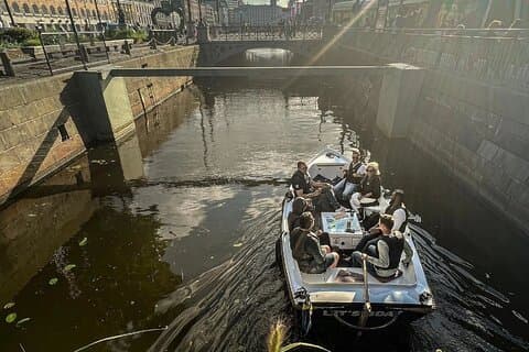 Explore Gothenburgs historical canals with our comfortable and silent electric boats
