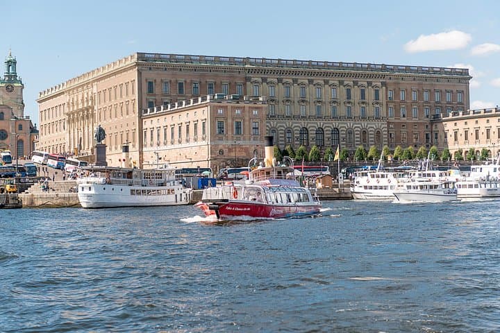 Departs from the Royal Palace