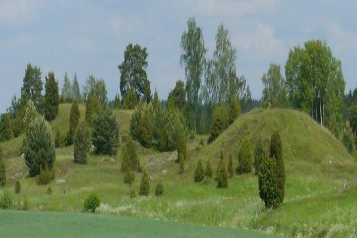Vada burial mounds, burrial mounds of 30m i diameter and 4m high.