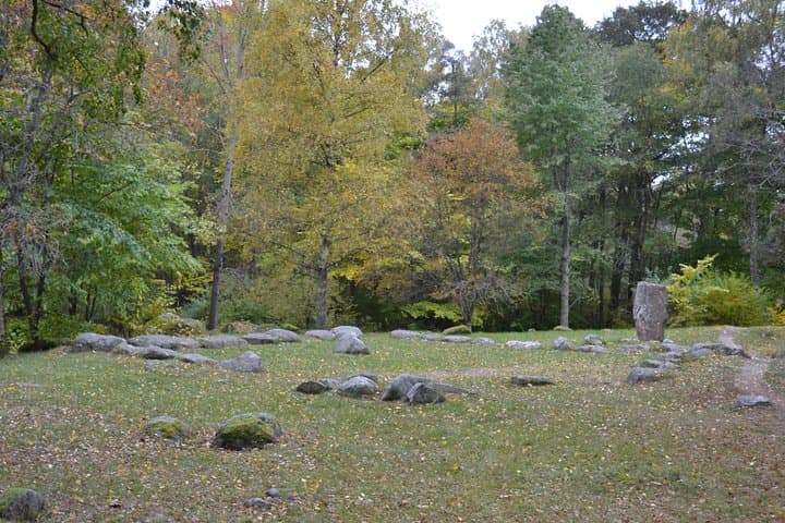 Arkils Assembly place (Arkils Tingstad). A place where the Viking took decisions for the local community around Lake Vallentuna (Vallentunasjön). Learn about Viking culture on this Viking tour stop.