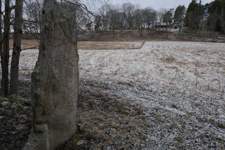 Lingsbergs gårds runestone, 1100AD and bridge remenants from 200AD.