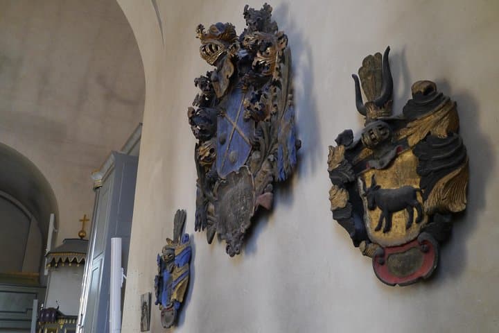 Vallentuna church 3-400 years old nobility burial weapons