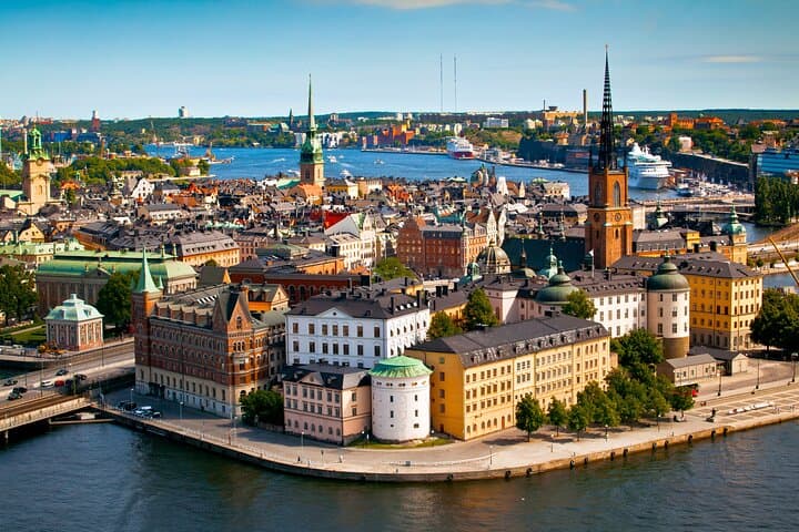 Stockholm: Private Sightseeing Tour and Food Tasting with local