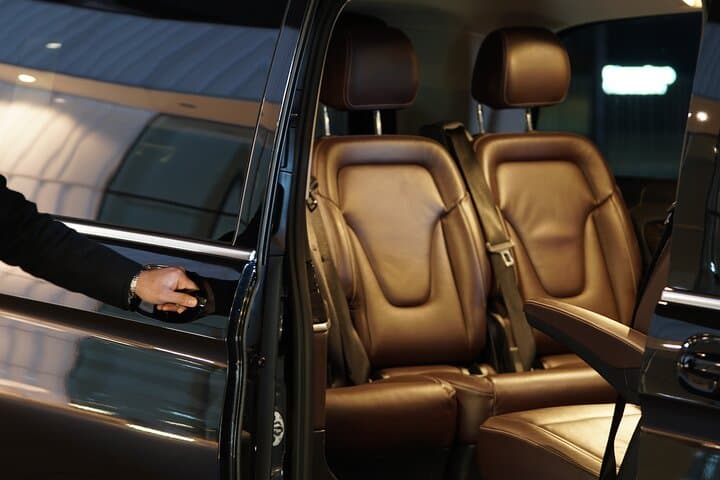 Airport Limousine Transfer: Arlanda Airport to Stockholm City 1-7 Passengers