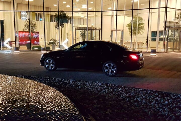 Airport Limousine Transfer: Arlanda Airport to Stockholm City 1-7 Passengers