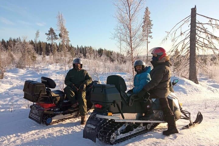 Private snowmobile day tours