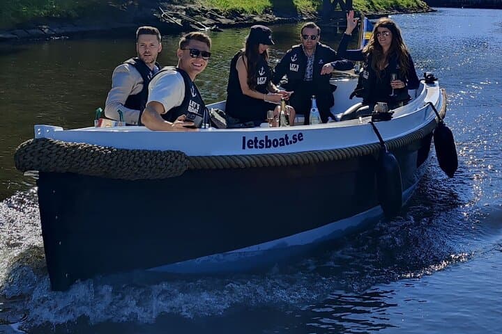 Afterwork with friends or colleagues? Our boats can take up to 12 people!