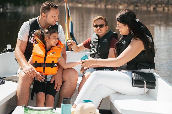 Our boats are perfect for a city exploration with your family
