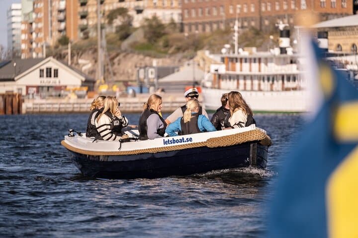 Sail out on the river surrounding Gothenburg and explore all the exaiting points of interest!