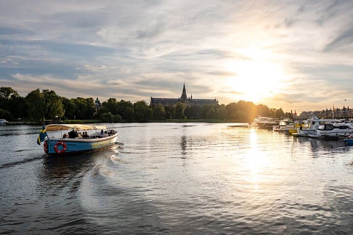 Stockholm: 2h Old Town Tour + 1h Silent Electric Boat Cruise
