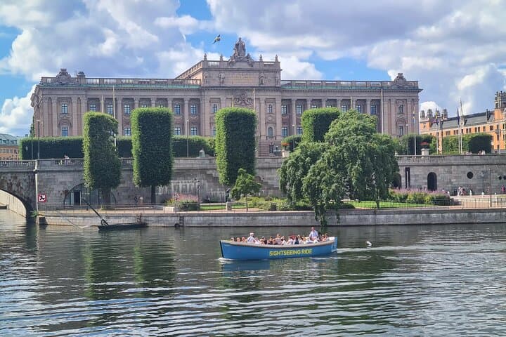 Stockholm: 2h Old Town Tour + 1h Silent Electric Boat Cruise