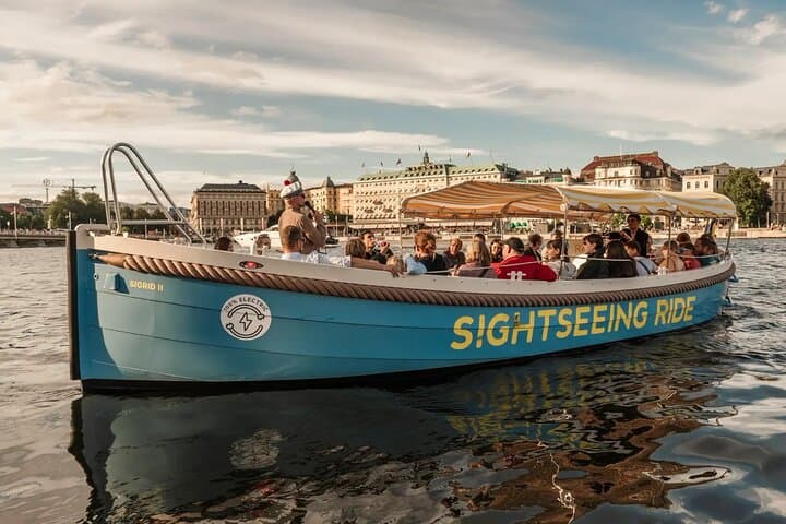 Stockholm: 2h Old Town Tour + 1h Silent Electric Boat Cruise