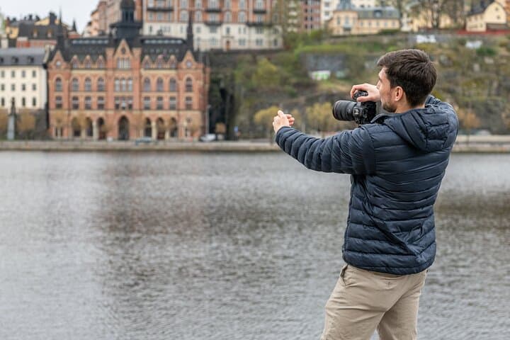 Guide Julien explaining the camera settings