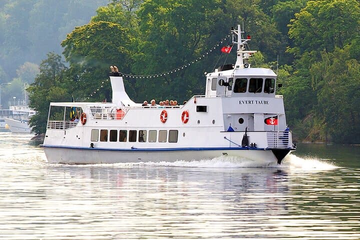 Stockholm Archipelago Highlights by Boat with Guide