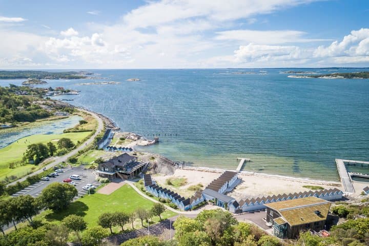 Exclusive
experiences to nearby private beaches, restaurants and sea huts.
Enjoy a sauna and cold bath if you wish.
Seafood is always a must at this venue. This is an additional option.