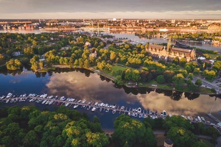 Private VIP Stockholm City Tour – Car, Guide, Snacks & Water Incl
