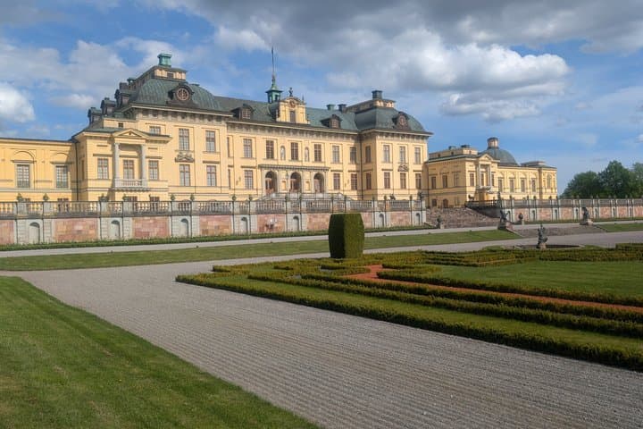 Royal Castles of Lake Malaren in Gripsholm and Drottningholm Tour